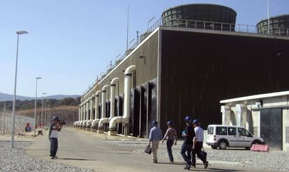 Varias personas junto a las torres de la Central Nuclear de Almaraz, en una imagen de archivo. 