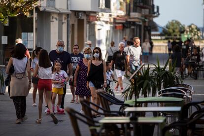 Terrazas abiertas en el centro de Sitges.