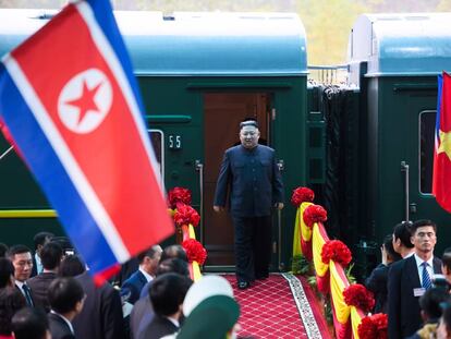 Kim Jong-un desciende por la alfombra roja de su lujoso tren a su llegada a la estación de Hanói, este miércoles.