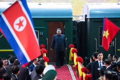 Kim Jong-un desciende por la alfombra roja de su lujoso tren a su llegada a la estación de Hanói, este miércoles.