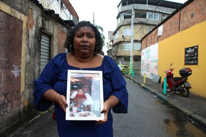 Denise de Moraes enseña una foto de su hijo asesinado.