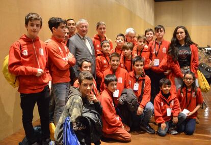 Anatoli Kárpov, rodeado por un grupo de participantes en el torneo Chess&Gazte.