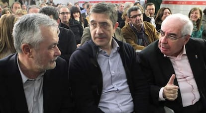 De izda. a dcha., el presidente de la Junta de Andalucía, José Antonio Griñan; el lehendakari, Patxi López, y el presidente asturiano, Vicente &Aacute;lvarez Areces