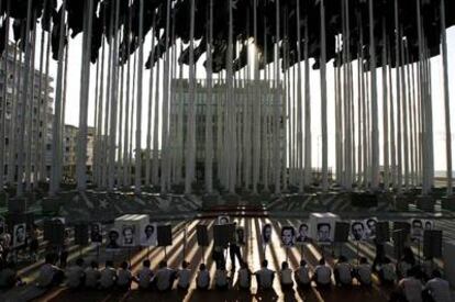 Manifestantes sostienen fotos de víctimas de atentados anticastristas frente a la oficina de EE UU en Cuba.