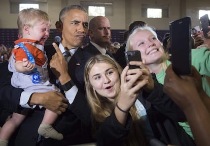 El presidente de los Estados Unidos, Barack Obama, sujeta a un bebé de 10 meses durante una acto de campaña a favor de Hillary Clinton en Columbus, Ohio, el 1 de noviembre de 2016.