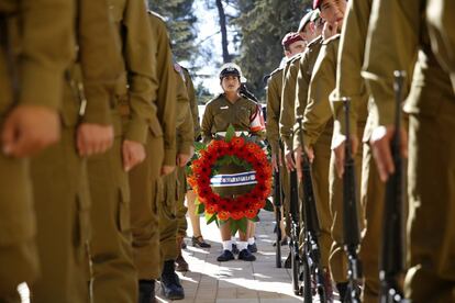 Una soldado sostiene una corona de flores durante el funeral de estado del expresidente israelí y premio Nobel de la Paz, Simón Peres, celebrado en el cementerio del Monte Herzl, en Jerusalén.