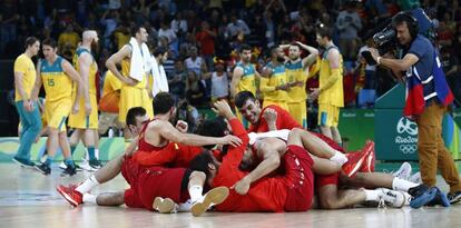 La selección masculina de baloncesto celebra tras un final de partido vibrante.