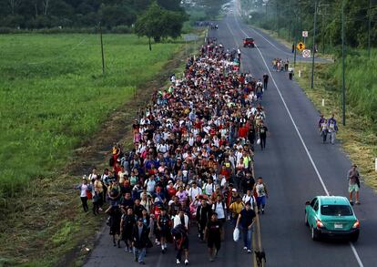 La multitud cruzó dos puntos del Instituto Nacional de Migración sin ser detenida. 

