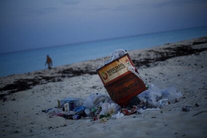 A trash can is seen on a beach in Cancun, August 14, 2015. Cancunâ€™s transformation in the 1970s from a small Caribbean fishing village into a strip of nightclubs and high-rise hotels has reduced biodiversity and polluted water resources as infrastructure struggles to keep up.  REUTERS/Edgard Garrido PICTURE 26 OF 34 FOR WIDER IMAGE STORY 'EARTHPRINTS: CANCUN'SEARCH 'EARTHPRINTS CANCUN' FOR ALL IMAGES