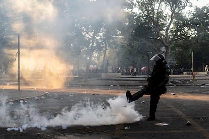 Carabinero patea gas lacrimógeno