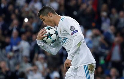 Cristiano Ronaldo besa el balón después de marcar el 1-1.