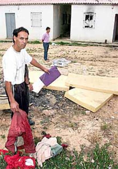 Estado en el que quedó la vivienda de unos temporeros en Moguer.