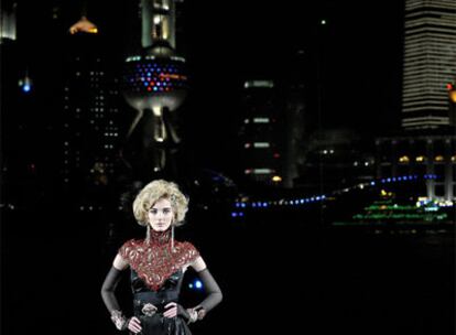 Los rascacielos de Shanghai sirven de telón de fondo para una de las creaciones de Karl Lagerfeld presentadas en el desfile de Chanel.
