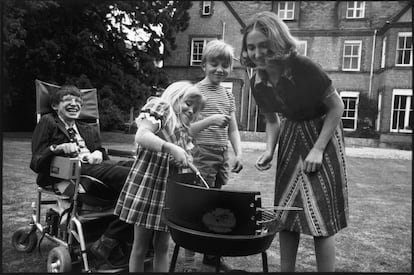 Stephen Hawking junto a sua mulher, Jane, e sua filha Lucy no jardim de sua casa em Cambridge (Grã-Bretanha), em 1977.