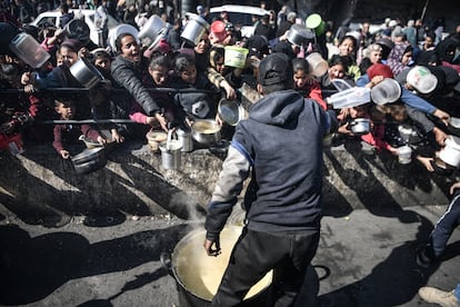 Niños palestinos esperan el reparto de comida de una ONG en Rafah, el 25 de enero de 2023.