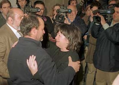 María Casado, madre de Klara, llora a las puertas de los juzgados durante la sesión de ayer.