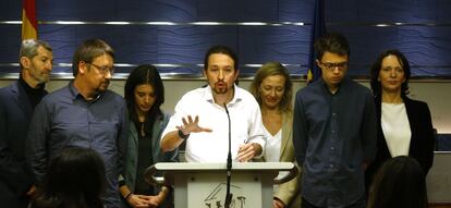 Pablo Iglesias (c) and other Podemos politicians present their plans in Congress on Friday.