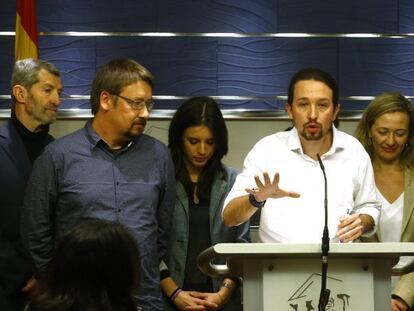 Pablo Iglesias (c) and other Podemos politicians present their plans in Congress on Friday.