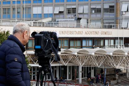 Exterior del hospital Gemelli de Roma donde se encuentra ingresado el papa Francisco.