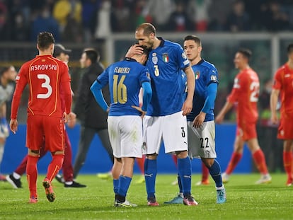 Florenzi es consolado por Chiellini tras caer contra Macedonia del Norte.