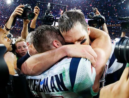 Tom Brady, emocionado, se abraza a uno de sus compañeros.