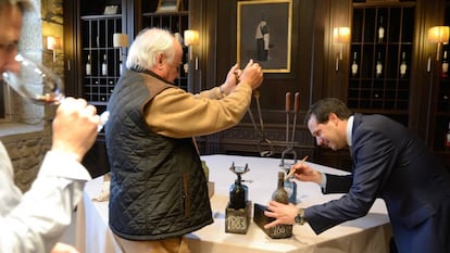 Rementer&iacute;a, sumiller del Remenetxe cata un vino mientrras el en&oacute;logo de Marqu&eacute;s de Riscal, Francisco Hurtado de Am&eacute;zaga y el t&eacute;cnico Carlos Ulibarri proceden a degollar una botella de 1883.