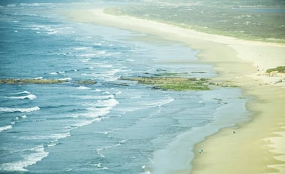 Vista aérea de la playa de Razo, en Carballo (A Coruña).