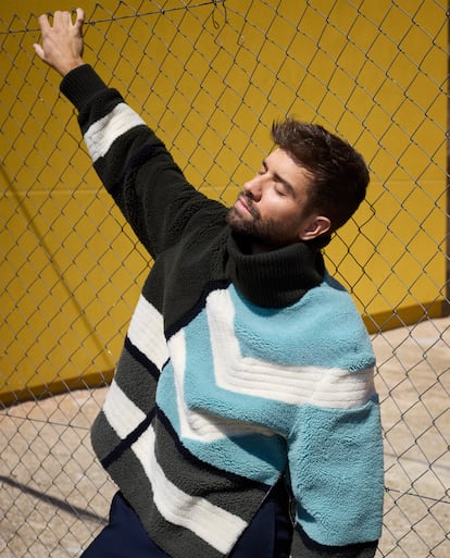 Pablo Alborán posa en exclusiva para ICON con jersey de lana con motivos geométricos y pantalón azul, todo, HERMÈS.