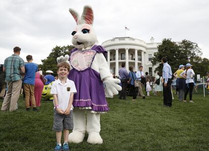 Michael McGee, de 5 años, posa con un conejito, durante la celebración de Pascua, en el Jardín Sur de la Casa Blanca.