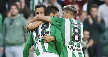 Los jugadores del Betis celebran uno de los goles.