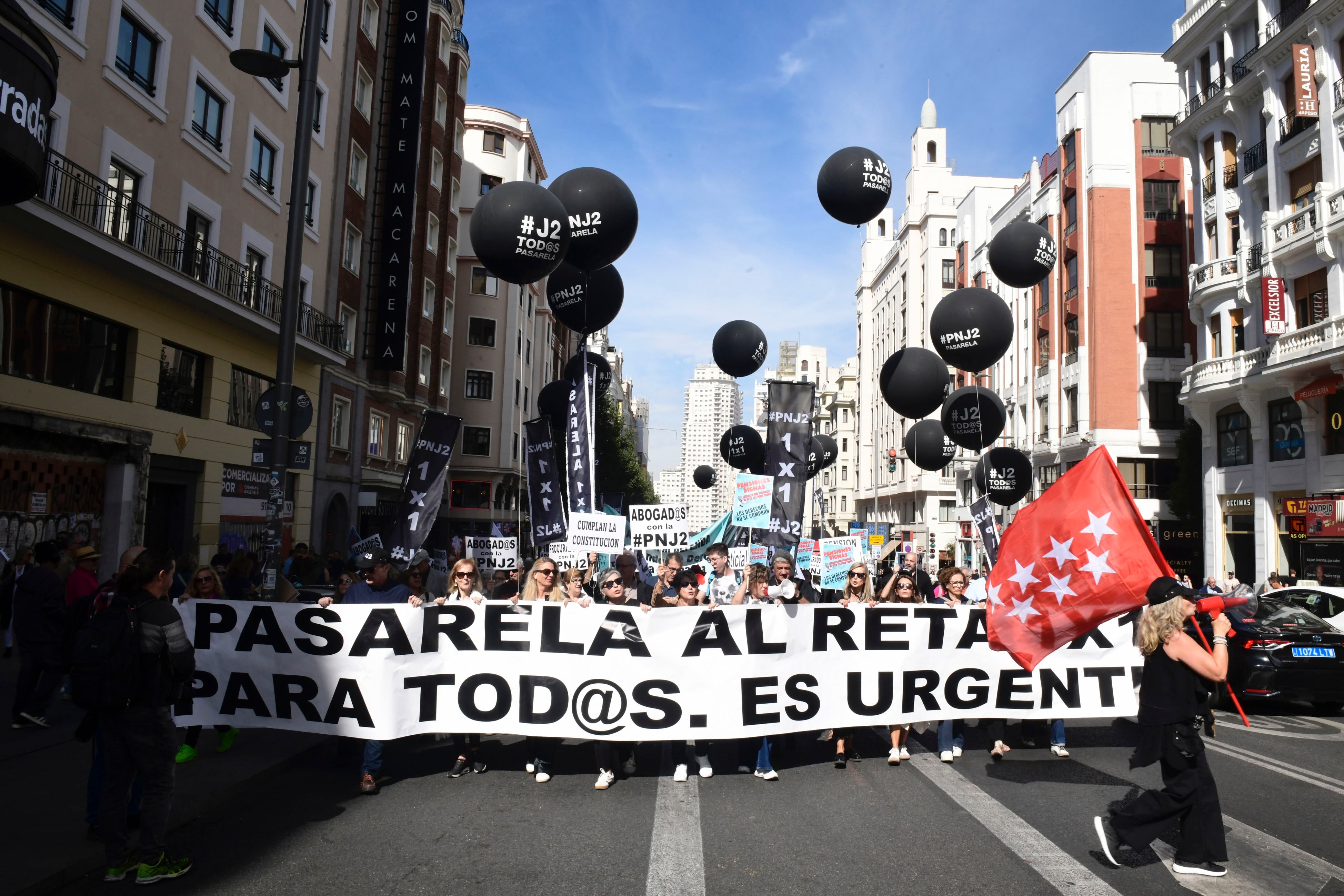 Miles de mutualistas llegados de toda España se manifiestan este sábado por la Gran Vía de Madrid.