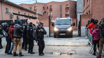 Una furgoneta de la policía traslada a prisión a los futbolistas detenidos, en 2017.