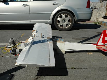 El avión teledirigido, propulsado por un motor de gasolina, tras ser interceptado.