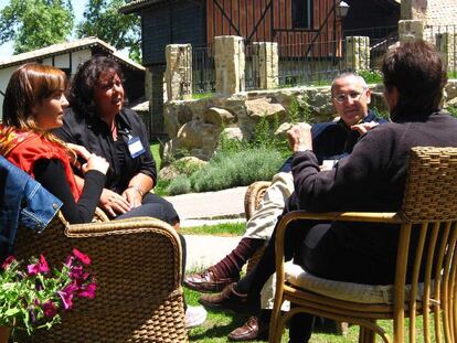 Uno de los grupos de españoles y "anglo" practicando el idioma en La Alberca (Salamanca).