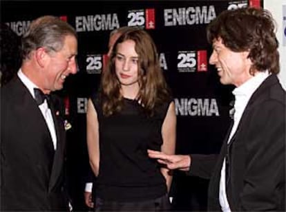 Elizabeth Jagger, entre su padre, a la derecha, y el príncipe Carlos, en el estreno de una película.