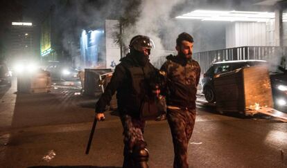 Un manifestante es arrestado en los enfrentamientos con la policía, el martes en Beirut.