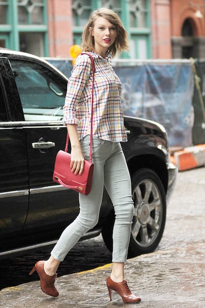 Taylor Swift solo necesita una camisa de cuadros bien combinada para conseguir un look perfecto para el día.