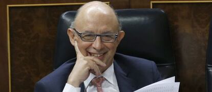 El ministro de Hacienda, Cristóbal Montoro, durante el segundo día del debate de totalidad del proyecto de Ley de Presupuestos para 2016, en el pleno del Congreso.