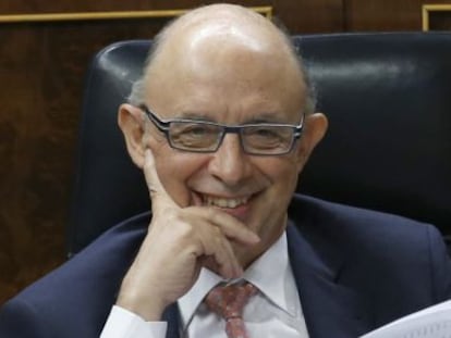 El ministro de Hacienda, Crist&oacute;bal Montoro, durante el segundo d&iacute;a del debate de totalidad del proyecto de Ley de Presupuestos para 2016, en el pleno del Congreso.