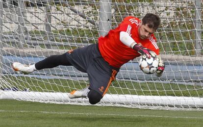 Casillas, portero del Real Madrid, atrapando un balón durante la sesión de entrenamiento previa al duelo de ida con el Dortmund de cuartos de final de la Champions.