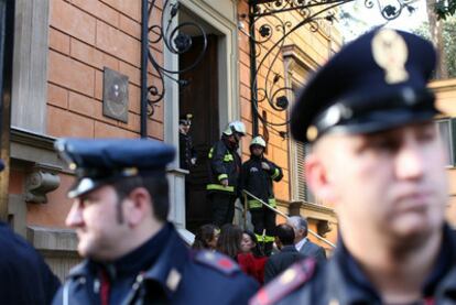 Varios carabineros protegen el acceso a la Embajada de Chile en Roma, donde ayer explotó un paquete bomba.