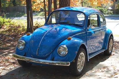 El Volkswagen Beetle (Escarabajo en España) es el más deseado entre los nostálgicos del motor. Nacido en 1938, fue todo un éxito por ser muy accesible para las familias germanas durante la posguerra. Sus inconfunidbles formas siguen enamorando 75 años después.