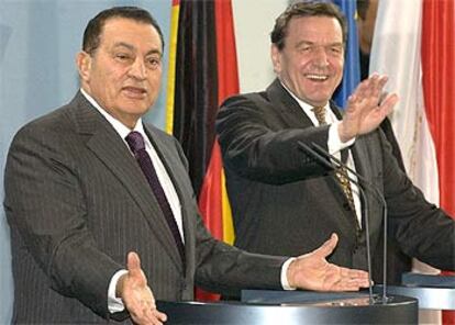 El presidente egipcio, Hosni Mubarak (izquierda), y el canciller alemán, Gerhard Schröder, ayer en Berlín.
