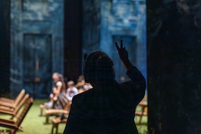 La asistente del director da indicaciones hacia el escenario del Teatro Municipal de Santiago durante la función.