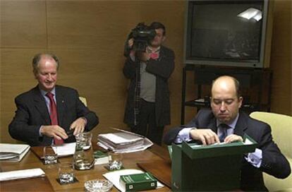 El presidente de la mesa, Juan Maria Atutxa, junto al vicepresidente segundo, Carmelo Barrio, del PP.