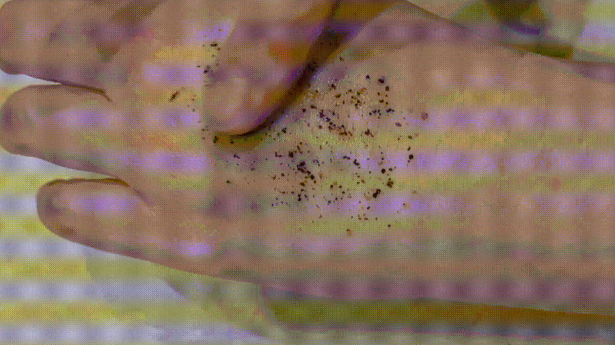 Así es como se ve el exfoliante corporal Xerial de SVR solo con agua.