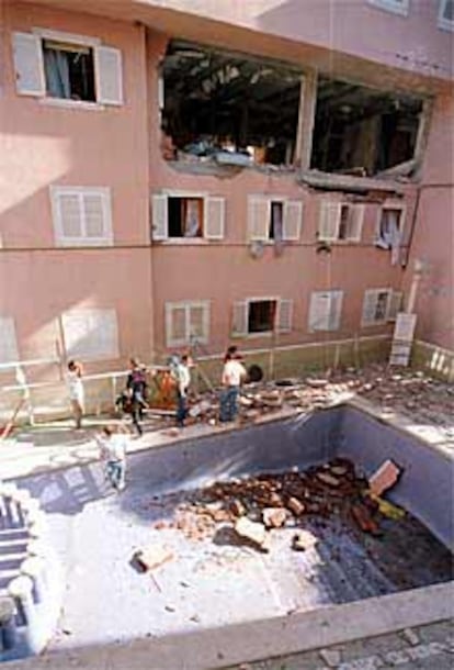 En primer término, la piscina del inmueble donde estalló la bomba.