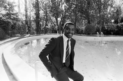 Laurie Cunningham posa junto a la piscina de su casa en Madrid, en 1982.