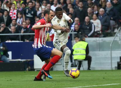 Godin, a la izquierda, y Vinicius pelean por la pelota.