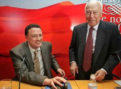 Luis Leante, a la izquierda, junto a Jesús de Polanco durante la entrega del X Premio Alfaguara de Novela.